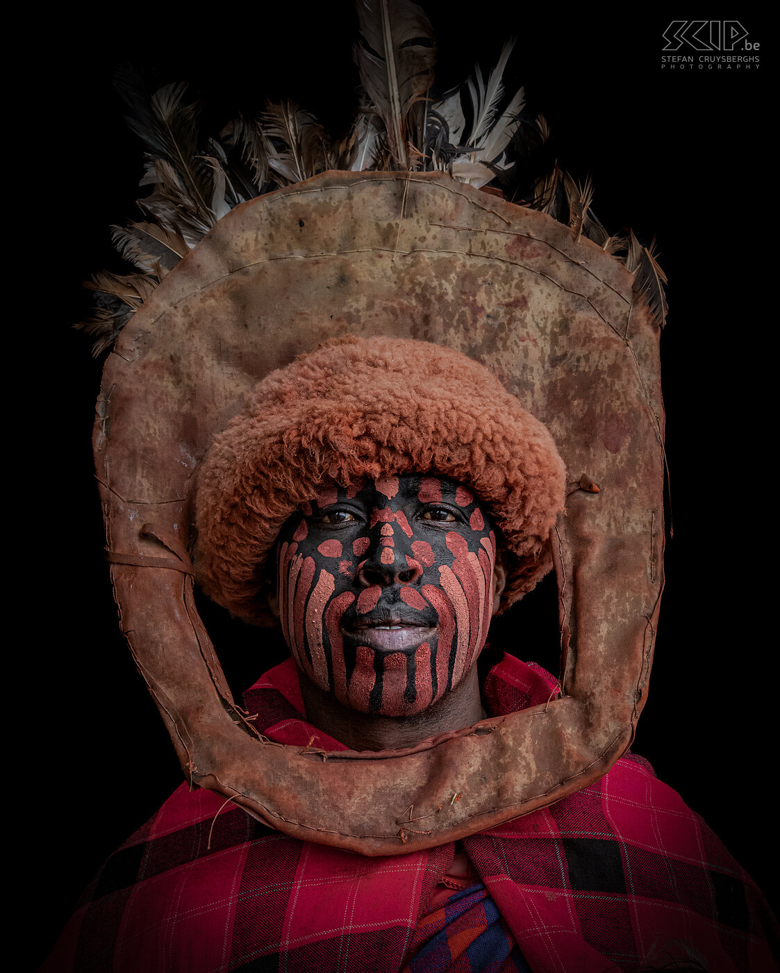 Kikuyu man In Kenya, only people from the Maasai, Samburu, Turkana and El Mole tribes live quite traditionally. The Kikuyu or Gikuyu are the largest ethnic group in Kenya and they only wear their traditional clothing and body paintings during special ceremonies. However, at Thomsons Falls there are a number of Kikuyu people posing for tourists in their traditional costumes. Stefan Cruysberghs